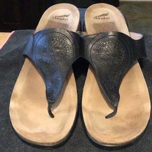 Dansko sandal’s black flip flops size 41 /10